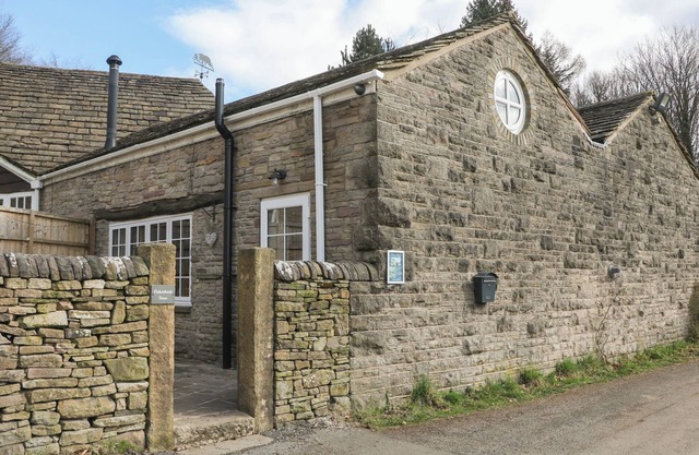 OAKENBANK BARN, pet friendly, character holiday cottage in Bollington