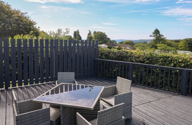 OAKLAND COTTAGE, pet friendly, with a garden in Saundersfoot