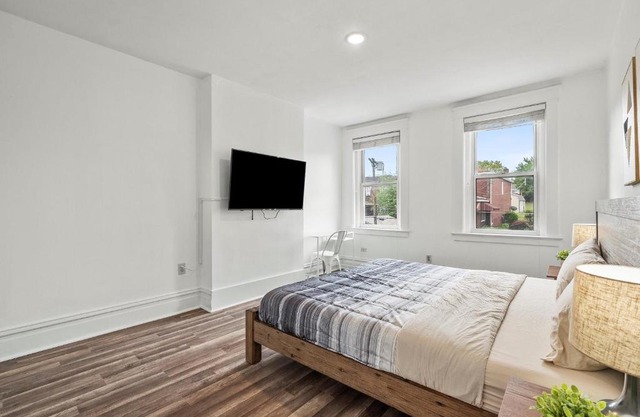 Oakland/University @D Modern and Spacious Private Bedroom with Shared