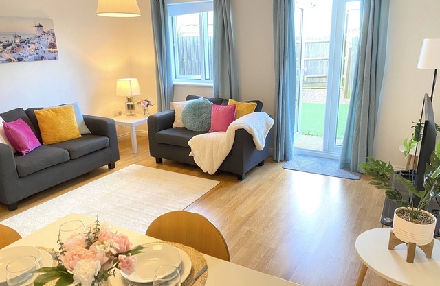Oakley Vale - Luxury 3 Bed, Garden, Free Parking, Peaceful Elite Suite