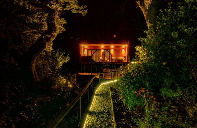 OAKS LODGE - Romantic Woodland, Private Hot Tub, Fire Pit, Shropshire Hills AONB