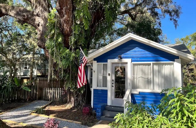 Oaktree Cottage in Mount Dora Historic District