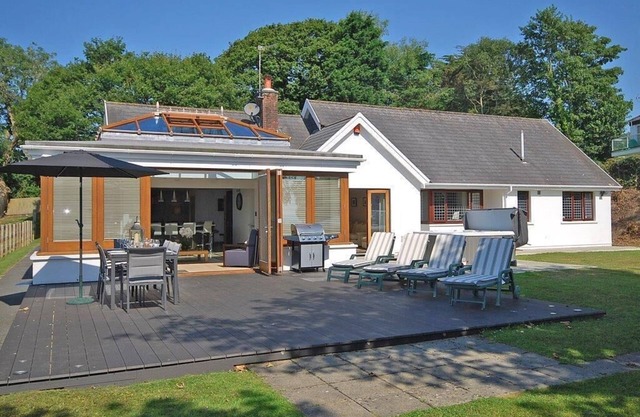 Oaktree Lodge - Luxury Cottage, Hot Tub, Sea Views
