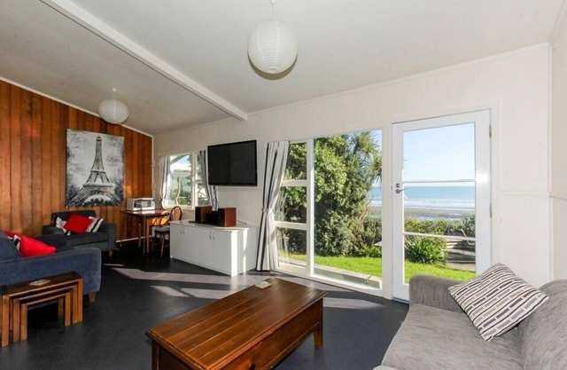 Oakura Beach Front - andquot;Relax Rest Enjoyandquot;