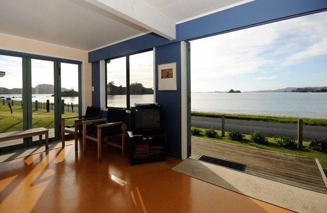 Oakura beachfront, 8 Kayaks, SU Paddleboard, Wifi, Gas fire pit