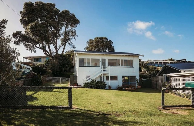 Oakura Circle - authentic Kiwi bach by the beach