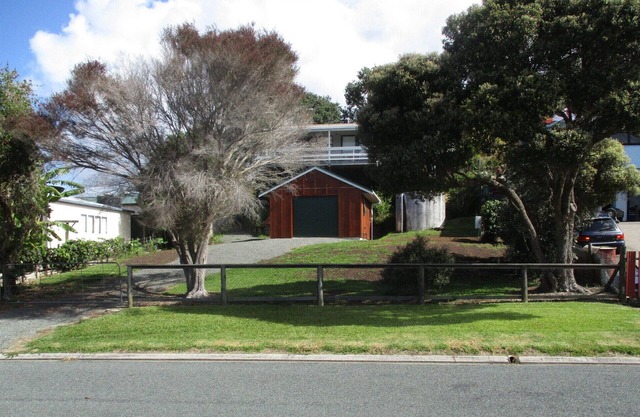 Oakura Lookout is a comfy bach overlooking Oakura with some water views.