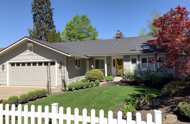 Oakway Blissful Abode, Walk to Autzen Stadium