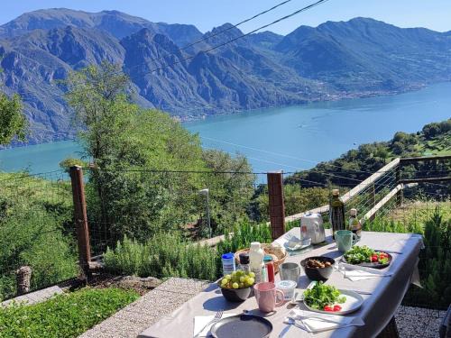 Oasi Azzurra - Cosy flat with a terrace and a great view over lake and mountains