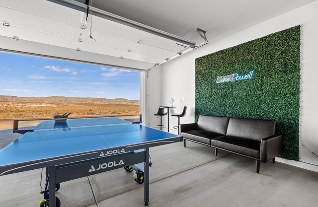Oasis at Lake Powell - Hot Tub & Roof Top Deck - 4 Bedrooms/Sleeps 13