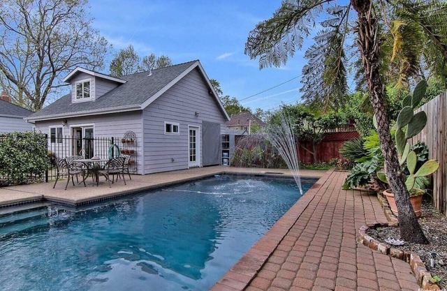 Oasis East Sac: Charming Home with Saltwater Pool and Casita