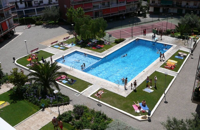 OASIS NEAR BARCELONA POOL BEACH TENNIS RELAX FAMILY APARTMENT