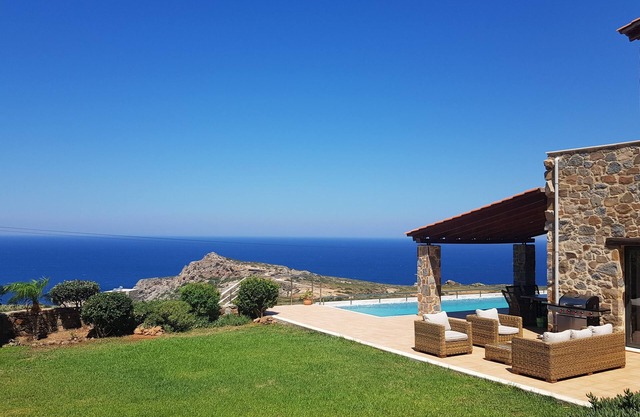 Oasis of peace, fantastic sea views, large heated pool and whirlpool