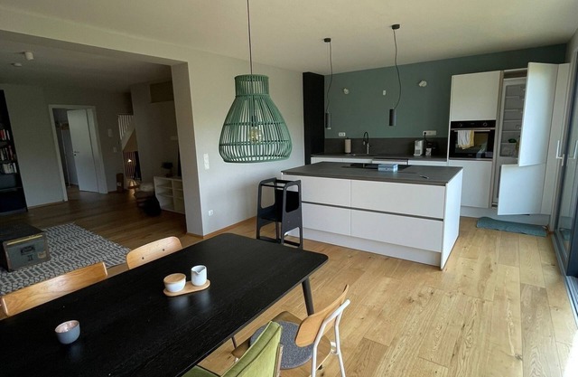 Oasis of peace near the city center: Stylish garden apartment, 2 bedrooms, top public transport links