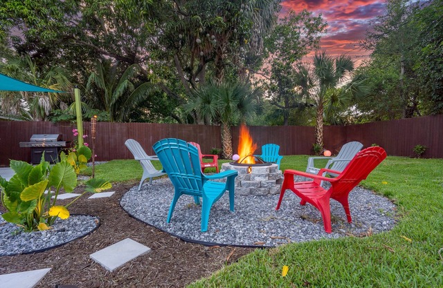 Oasis on 18th - Lush Backyard + Fire Pit near Beach & Downtown