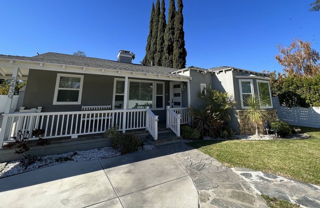Oasis: Spacious Home with HugFamilye Backyard Perfect for Kids!