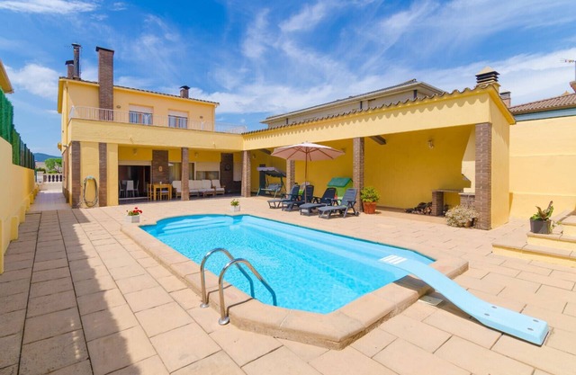Oasis with private pool near lake and Dali Museum!