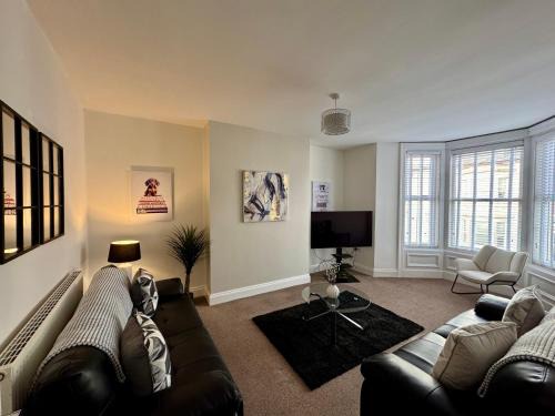 Ocean Apartment, Spacious 5 bedroom holiday home