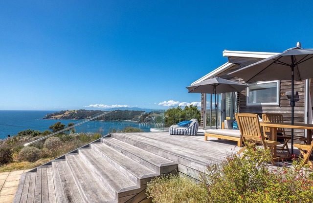 Ocean Belle Onetangi - Ocean Belle Onetangi is a superbly appointed, luxury 2-bedroom holiday home with incredible views over Onetangi Beach and across to Coromandel and Great Barrier Island.