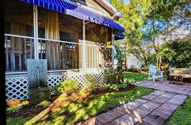 Ocean block 5 BR home with fenced-in yard, steps to bch, Great for entertaining!