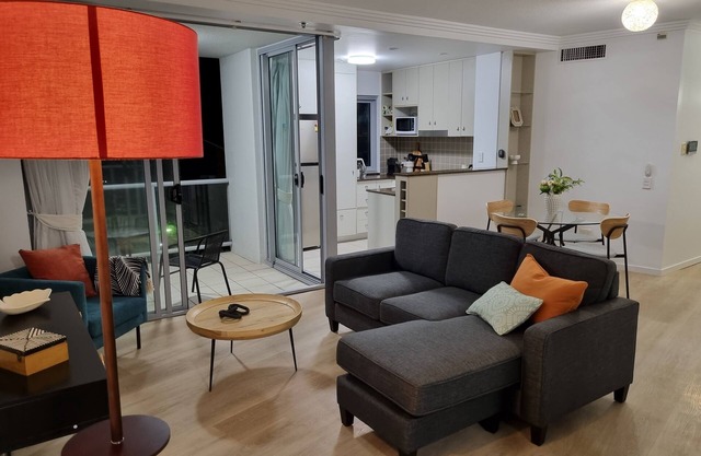Ocean Breeze Caloundra – Rooftop Pool, Walk to Beach & Cafés