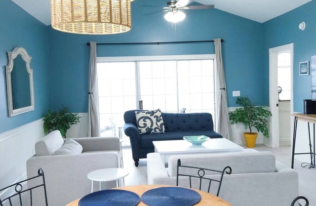Ocean Breeze Retreat: Luxe Golf & Poolside Living