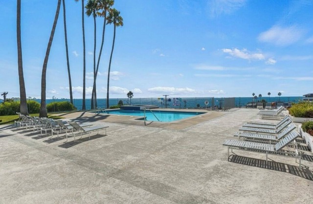 💫Ocean Dream plush Condo W/ complementary parking and Pool 💫