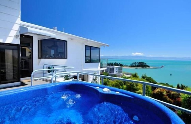 'Ocean Dreaming' with Views and Spa Pool