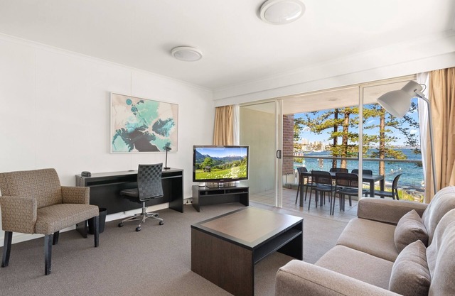 Ocean-facing 2-Bed Manly Unit with Gym & Sauna