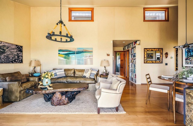 Ocean Front 2 Bedroom Home/Hot Tub/Fireplace