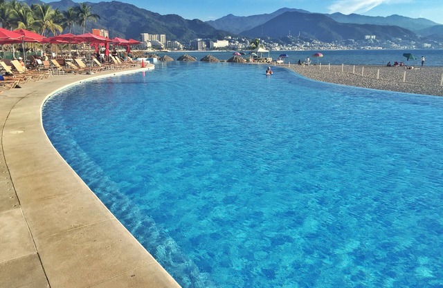 Ocean Front 20thFloor! Relax 🌞 with 5 pools and Perfect location.