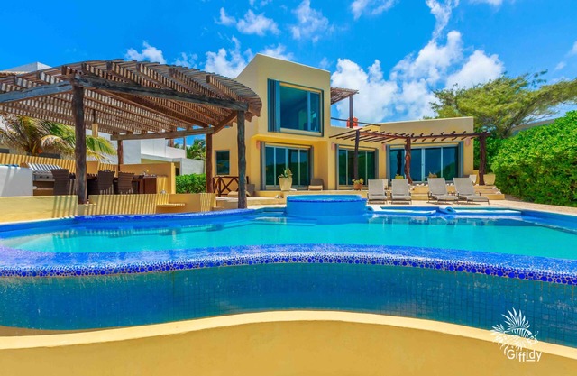 Ocean Front 4 BR w/Pool & Outdoor Space