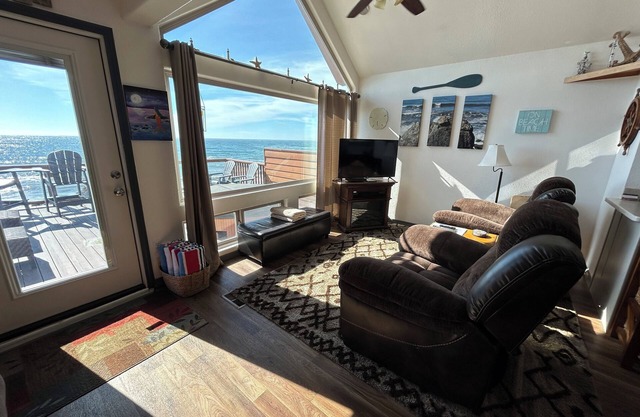 Ocean Front Cabin 14 with Private Jacuzzi & Gorgeous Views (Private Beach Owned by White Rock Resort)