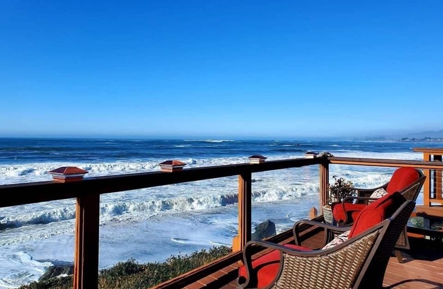 Ocean Front Cabin 12 with Private Jacuzzi & Spectacular Views (Private Beach Owned By White Rock Resort)