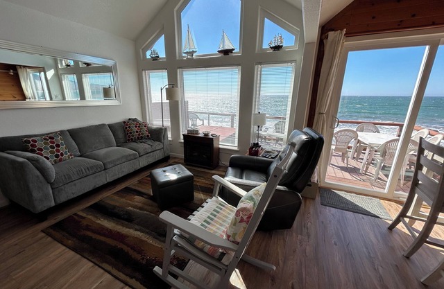 Ocean Front Cabin 10 with Jacuzzi & Breathtaking Views - The Ocean Mariner - Just STEPS TO THE BEACH (Private Beach Owned by White Rock Resort)