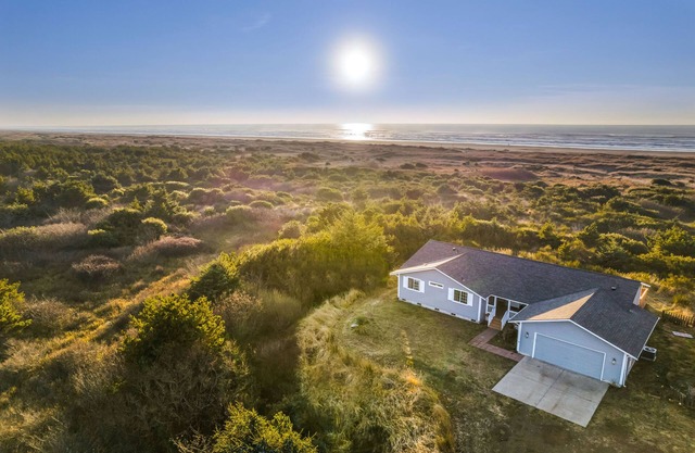 Ocean Front. Clamming. Game Room. Large Deck.