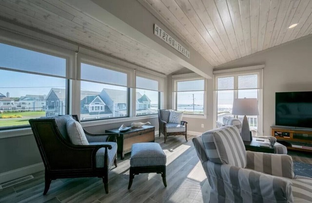 Ocean Front Home, Sleeps 13, Steps to the Ocean!