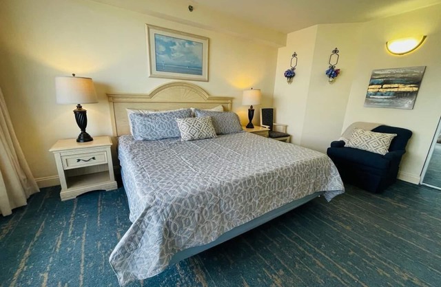 "OCEAN FRONT" King Bed, 1 Bedroom Apartment