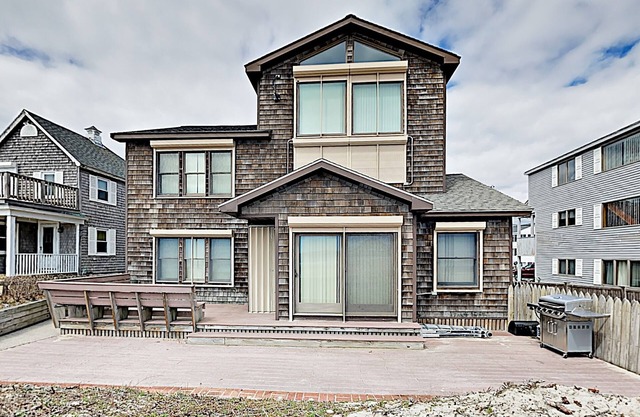 Ocean Front! On the sand! Stunning 5 BR house on Atlantic Ave, Wells Beach!