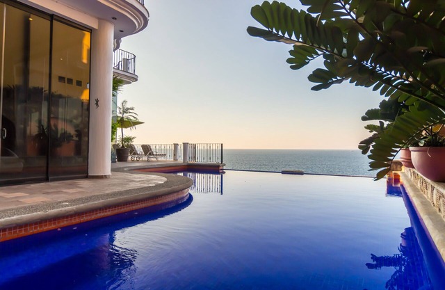 Ocean Front Villa, Infinity Pool, Chef, Spa Options, Hot Tub, 10 Bedrooms, Staff