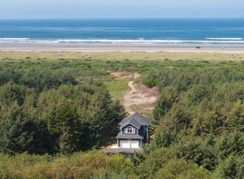 Ocean Front! Walk to Beach, Fenced Yard, Vacation Beach House