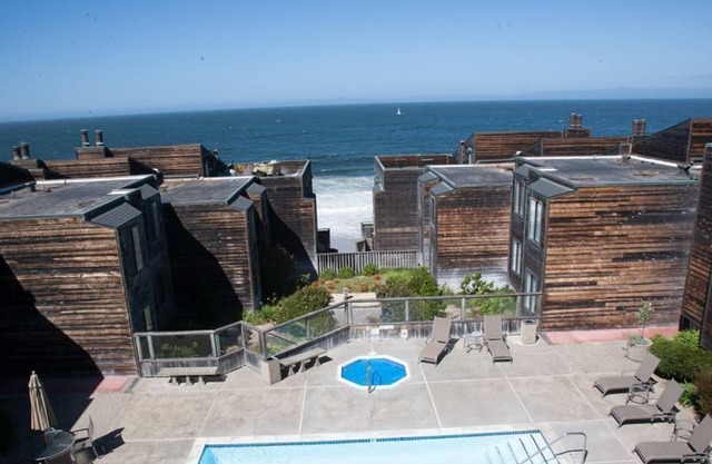 Ocean Harbor 110 - Monterey Condo - Oceanview, Surf Sounds