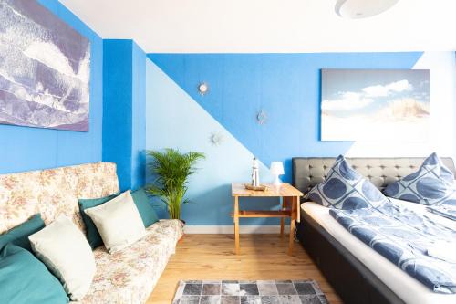 - Ocean Haven Deluxe with Coastal Charm - 2-Room Sea-Inspired Apartment 75 qm - Central Location - Elegant Nautical Design - Renovated in 2024 with TV & Netflix - Full Kitchen & Free Parking - Near Metro & Airport - King Beds -