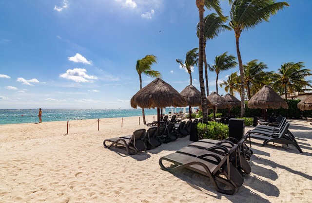 Oceanfront Condo with Stunning Sea Views, BBQ, Parking