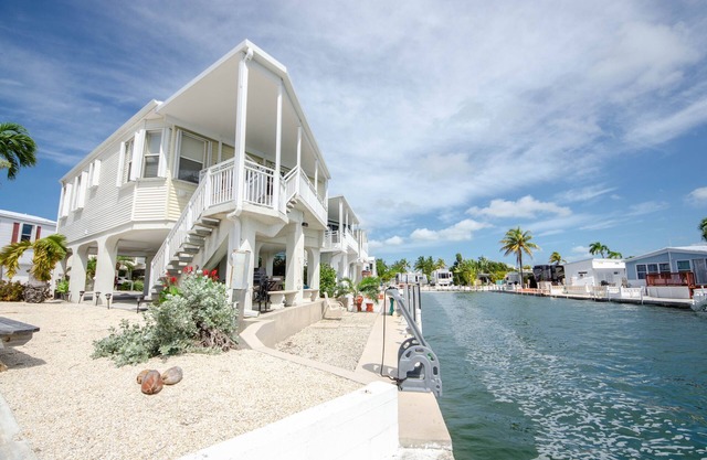OCEAN PARADISE AT VENTURE OUT + 4 BIKES & 2-2 PERSON KAYAKS! KING & QUEEN BEDS!