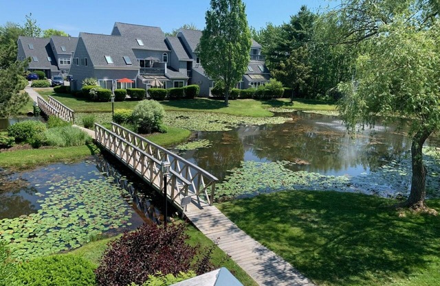 Ocean Park Meadows A/C, pickleball,pool,2 bed/2 bath/2 Flr condo-close to beach.