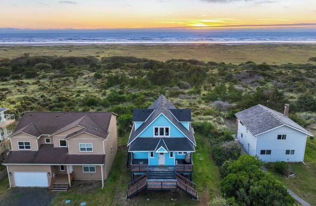 "Ocean Shore Desire" Beach Getaway! Beach/HotTub/Gameroom/Sleeps 10