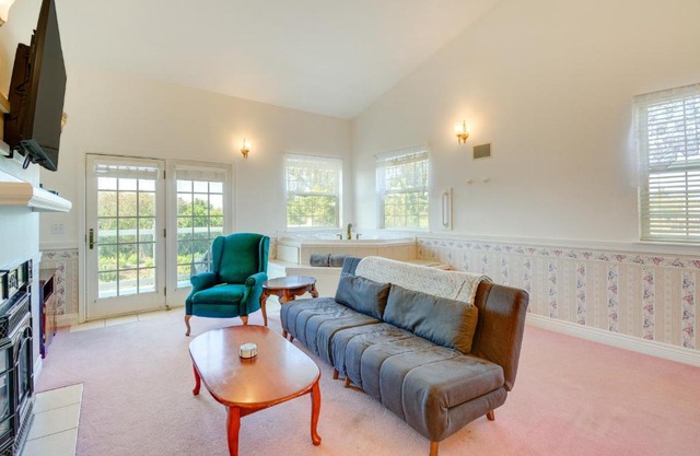 Ocean Shores Condo with Private Tub Less Than 1 Mi to Beach!