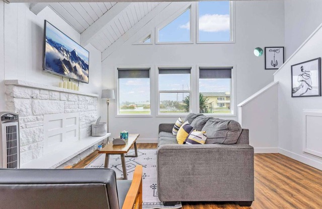 Ocean Shores cozy chalet located within steps from the beach