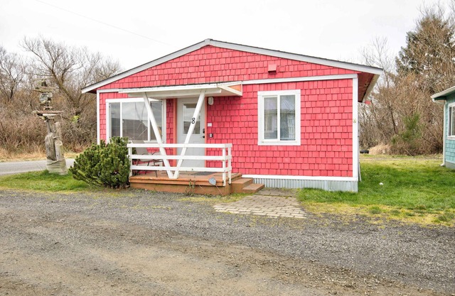 Ocean Spray Resort Cottage 8 by Grayland Beach
